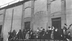 Women and girls on balcony waiting arrival of Poncho Villa at Saltillo (Coahuila, Mexico)