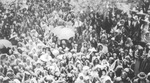 Crowd awaiting distribution of Poncho Villa's fiat money at Saltillo (Coahuila, Mexico)